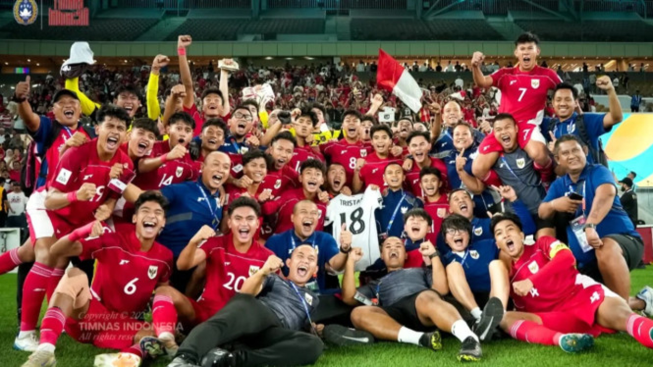 Para pemain Timnas U-17 Indonesia berfoto bersama usai menang atas Yaman dengan skor 4-1 di pertandingan kedua Grup C Piala Asia U-17 2025.