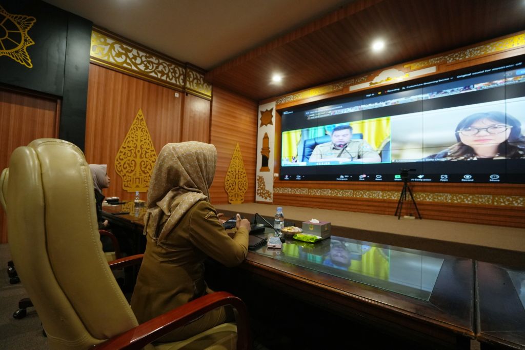Walikota Mojokerto Ning ita saat rapat pembahasan langkah konkret Pengendalian inflasi tahun 2025 di Command Center, Kantor Pemkot Mojokerto