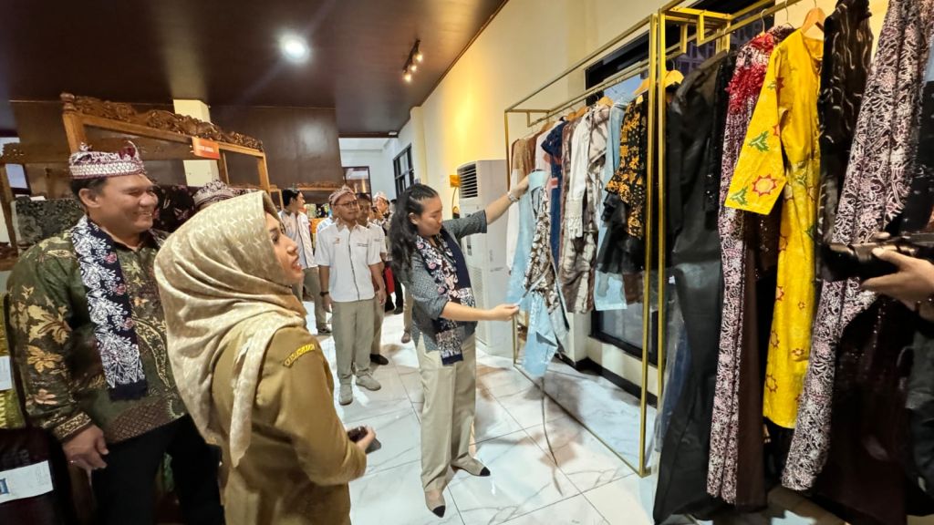 Komisi VII DPR RI saat berkunjung ke sentra IKM batik Kota Mojokerto