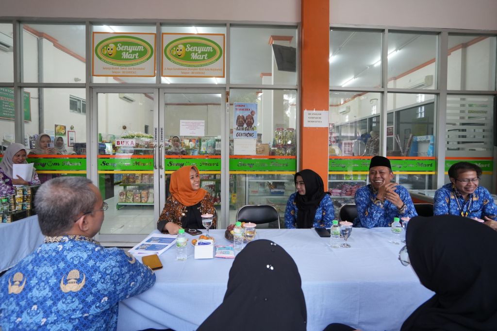 Ning Ita mengunjungi Koperasi Karyawan RSUD dr. Wahidin Sudiro Husodo