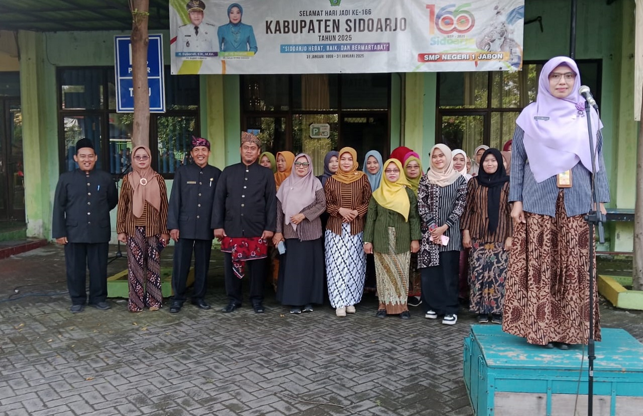 Kepala Sekolah SMPN 1 Jabon Sidoarjo, Yayuk Dian Mandasari S.Pd, M.Pd saat pimpin upacara Hari Kartini. SP/ HIKMAH