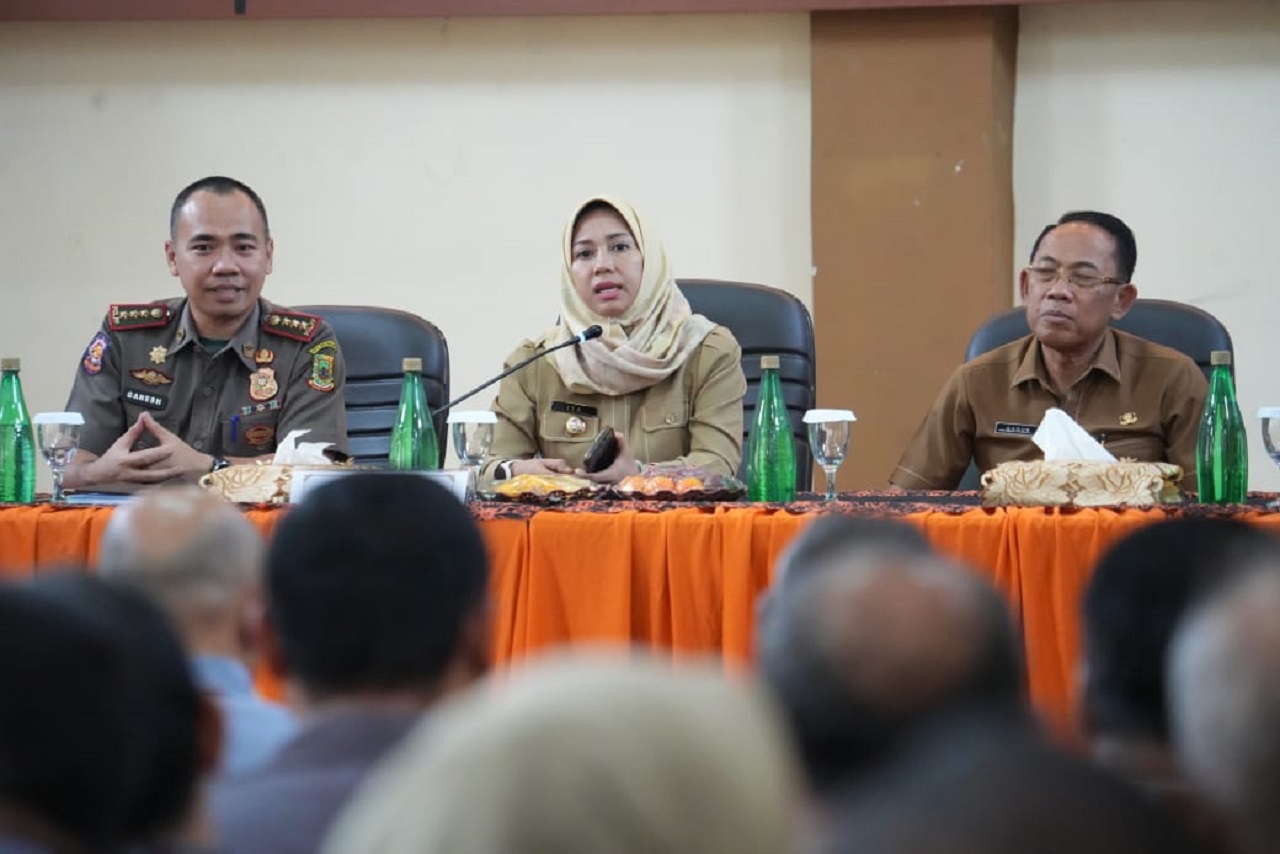 Walikota Ning ita saat menghadiri sosialisasi bidang penegakan hukum cukai ilegal. SP/ DWI