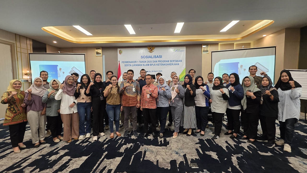 Pjamsostek Mojokerto saat melakukan sosialisasi Program Sertakan dan Permenaker Nomot 1 Tahun 2025, serta penggunaan aplikasi JMO (Jamsostek Mobile). SP/ DWI