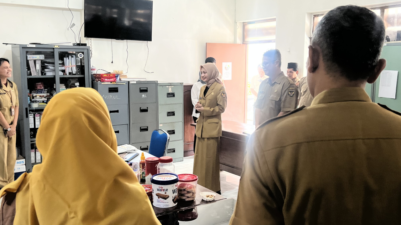 Mbak Vinanda saat melakukan sidak di Kelurahan Bangsal Kota Kediri