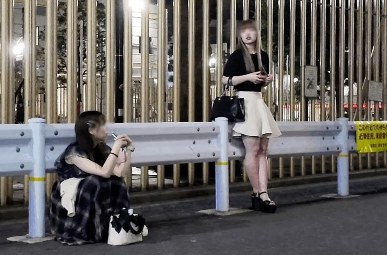 Penampakan beberapa PSK Jepang yang berkumpul di Taman Okubo, Jepang, yang kini menjadi destinasi viral di Jepang.