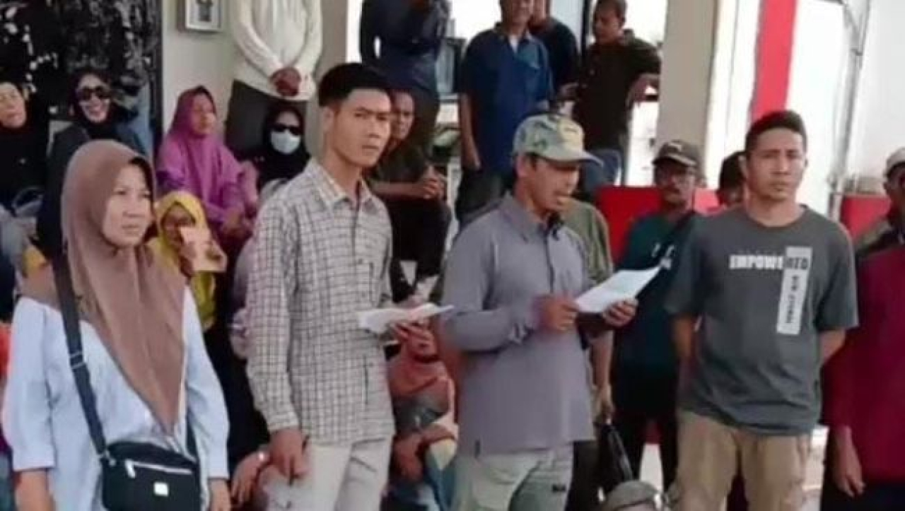 Warga Desa Pusaka melakukan unjuk rasa ke Inspektorat Sambas meminta agar Kades dan Sekdes Pusaka dicopot karena nikah siri di luar jalur resmi. Sementara Kades Elpani mengungkapkan dirinya bukan berselingkuh, tetapi poligami.