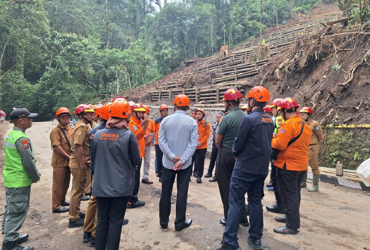 Tim Gabungan BPBD Jatim meninjau lokasi longsor di jalan pacet-Cangar. SP/ MJK