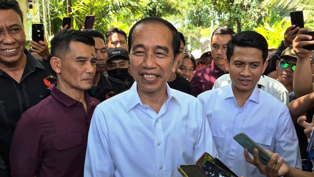 Joko Widodo, Presiden RI ke-7, menemui wartawan usai menerima kunjungan dari Tim Pembela Ulama dan Aktivis (TPUA) di kediamannya di Jalan Kutai Utara Nomor 1, Sumber, Banjarsari, Solo, Rabu (16/4/2025).