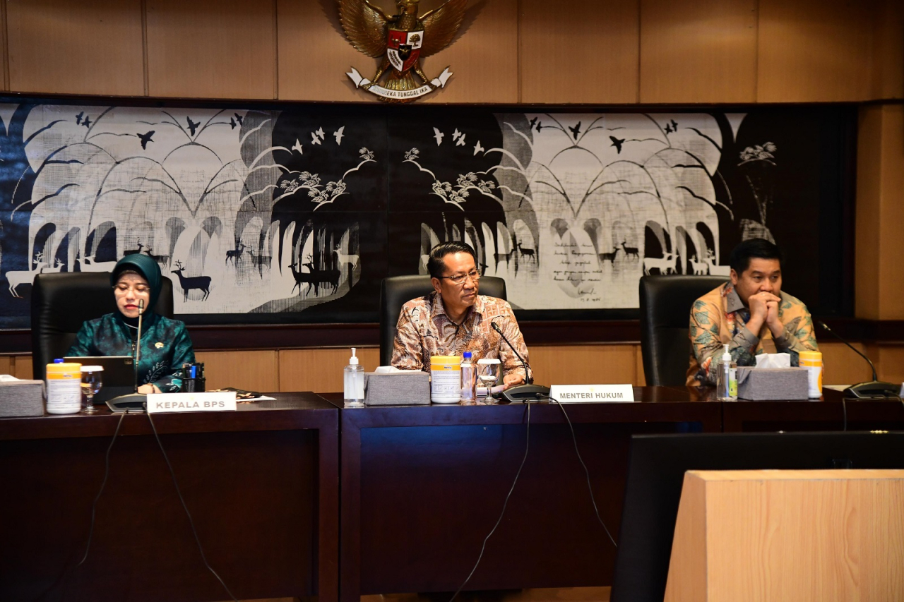 Menteri Hukum Supratman Andi Agtas bersama Menteri Perumahan dan Kawasan Permukiman Maruarar Sirait saat menjelaskan kebijakan baru bagi MBR.