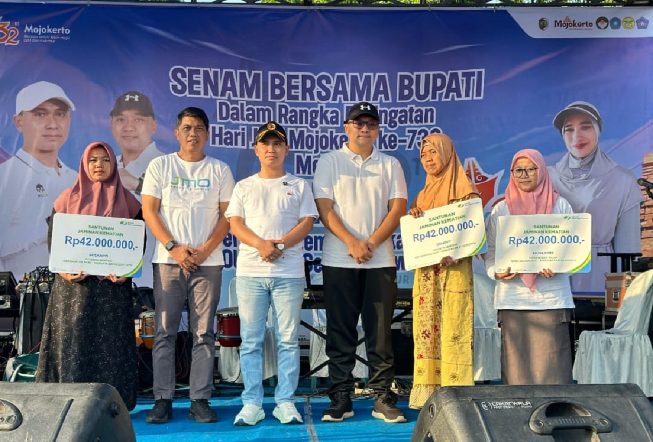 upati Mojokerto dan Wakil Bupati Mojokerto saat menyerahkan santunan JKM kepada tiga ahli waris. SP/ DWI