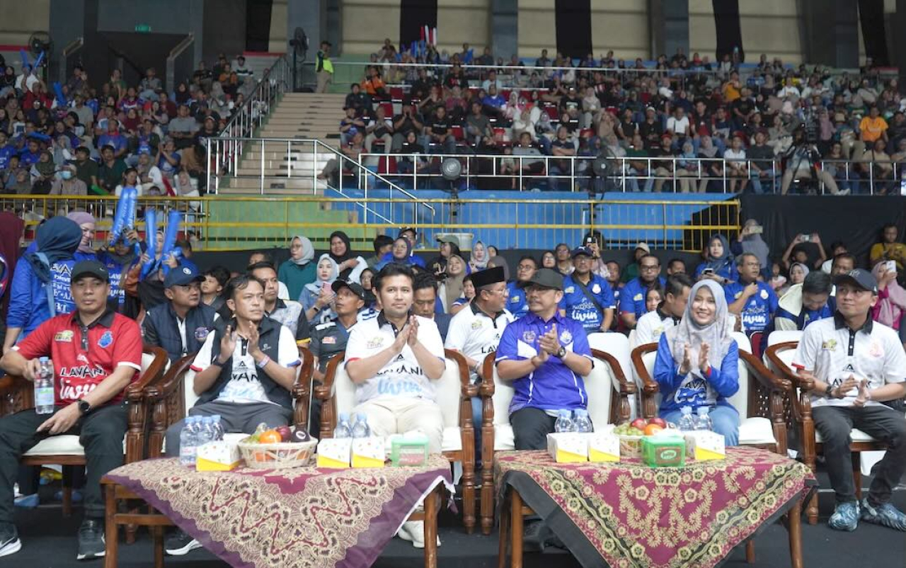 WAgub Jatim Emil Dardak Tonton PErtandingan Lavani vs Palembang di Kediri, Jumat 18/4/2025.
