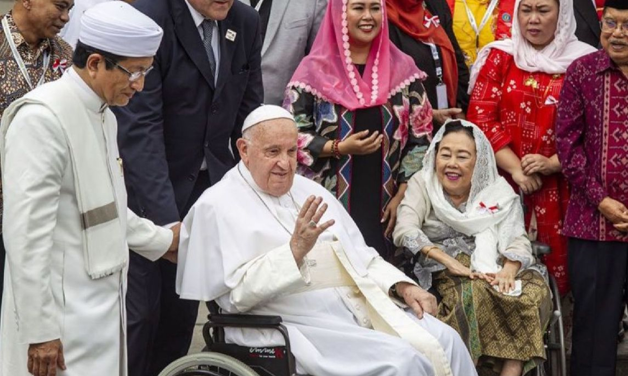 Paus Fransiskus saat mengunjungi Indonesia, pada September 2024 lalu.
