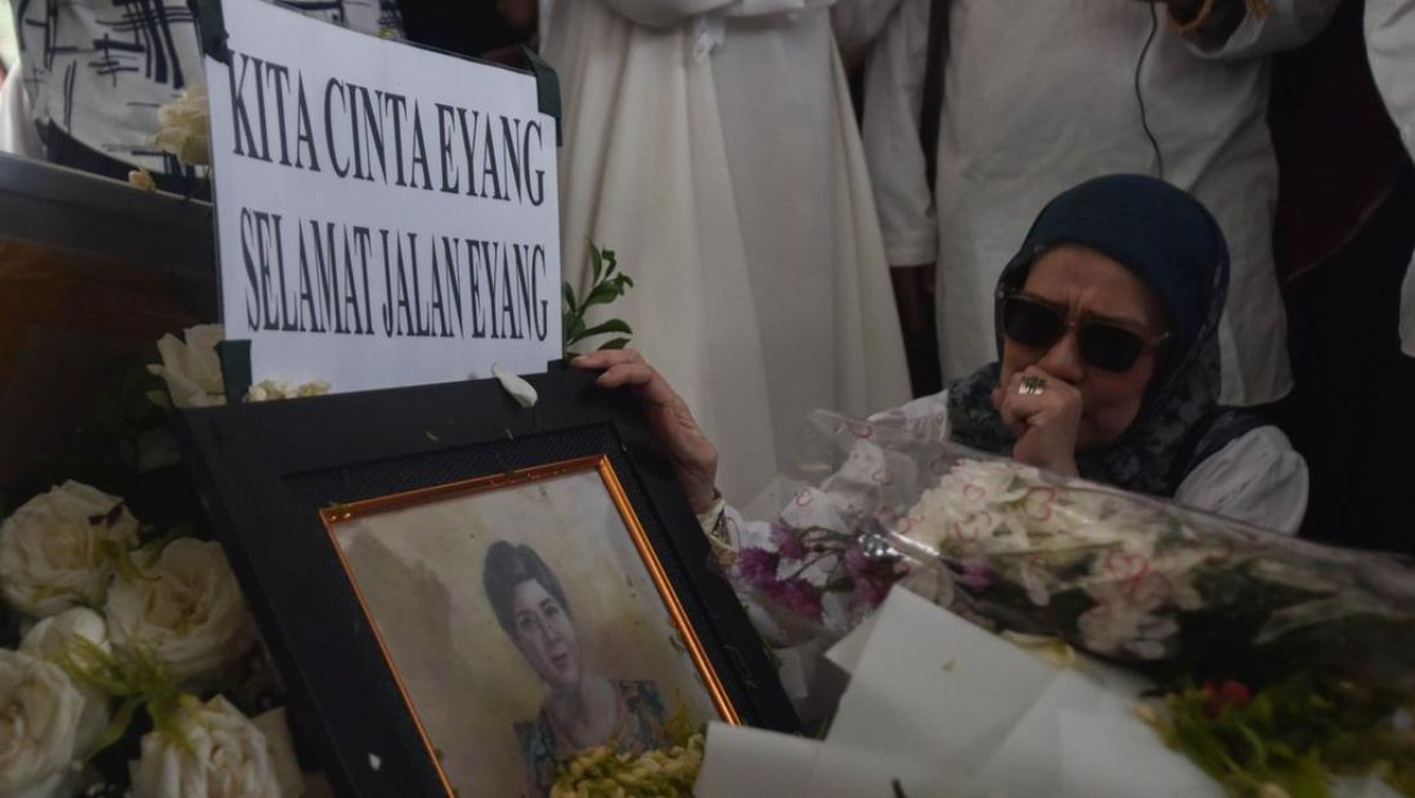 Suasana haru menyelimuti proses pemakaman Titiek Puspa di TPU Tanah Kusir, Jakarta, Jumat (11/4)