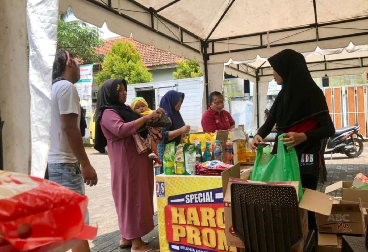 Operasi pasar bahan pokok yang digelar Pemerintah Kabupaten (Pemkab) Banyuwangi, Jawa Timur. SP/ BYW