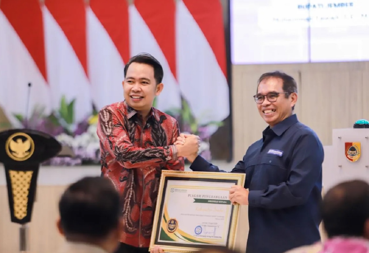 Bupati Jember Muhammad Fawait (kiri) menerima penghargaan UHC Prioritas dari Direktur Kepesertaan BPJS David Bangun di Pendapa Wahyawibawagraha Jember. SP/ JBR