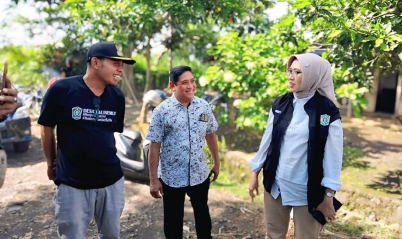 Bupati Lumajang mengecek jalan di Dusun Bulukumbung, Desa Kalisemut, Kecamatan Padang, Kabupaten Lumajang, Jawa Timur. SP/ LMJ