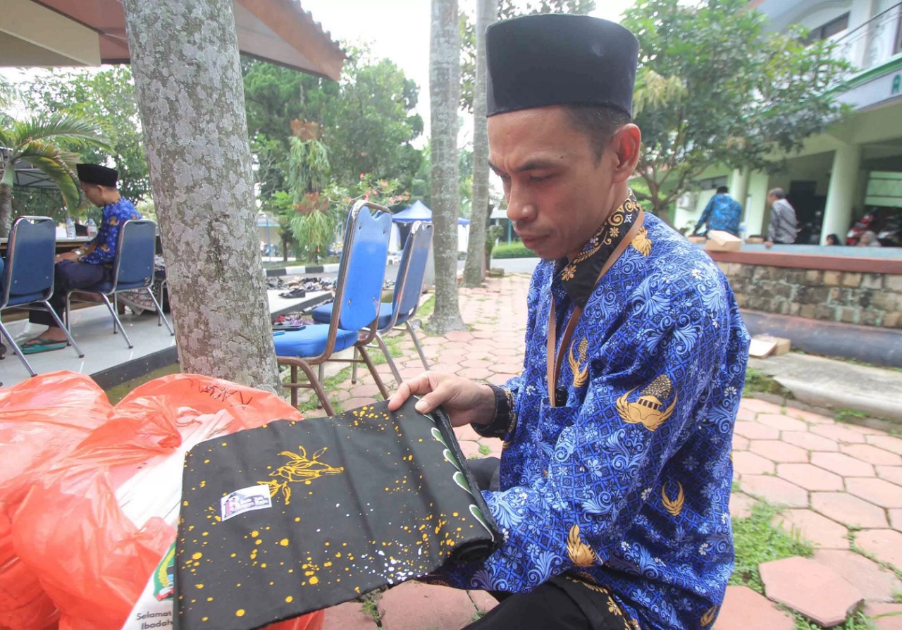 Kain batik bermotif kakbah produksi UMKM lokal yang akan dibagikan Pemerintah Kabupaten (Pemkab) untuk jemaah haji (CJH) Magetan, Jawa Timur. SP/ MGT