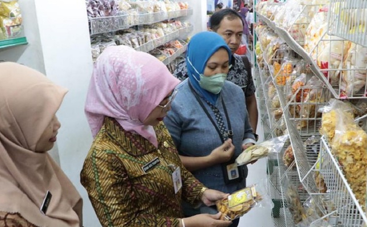 Petugas saat melakukan sidak dagangan makanan minuman di salah satu toko ritel modern berjejaring di Ponorogo. SP/ PNG