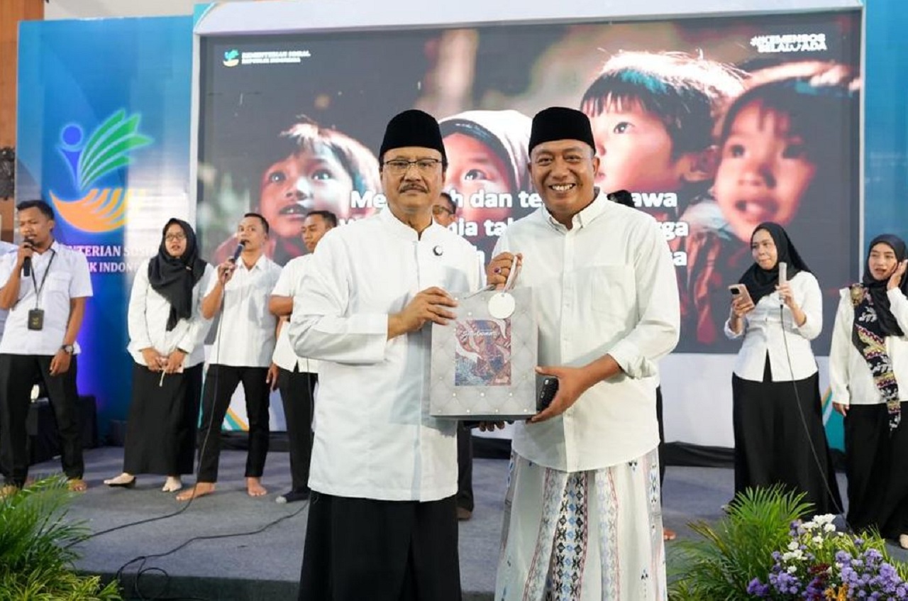 Bupati Situbondo Yusuf Rio Wahyu Prayogo bersama Menteri Sosial Saifullah Yusuf dalam acara Koordinasi Pembangunan Sekolah Rakyat di Pendopo Kabupaten Situbondo. SP/ STB