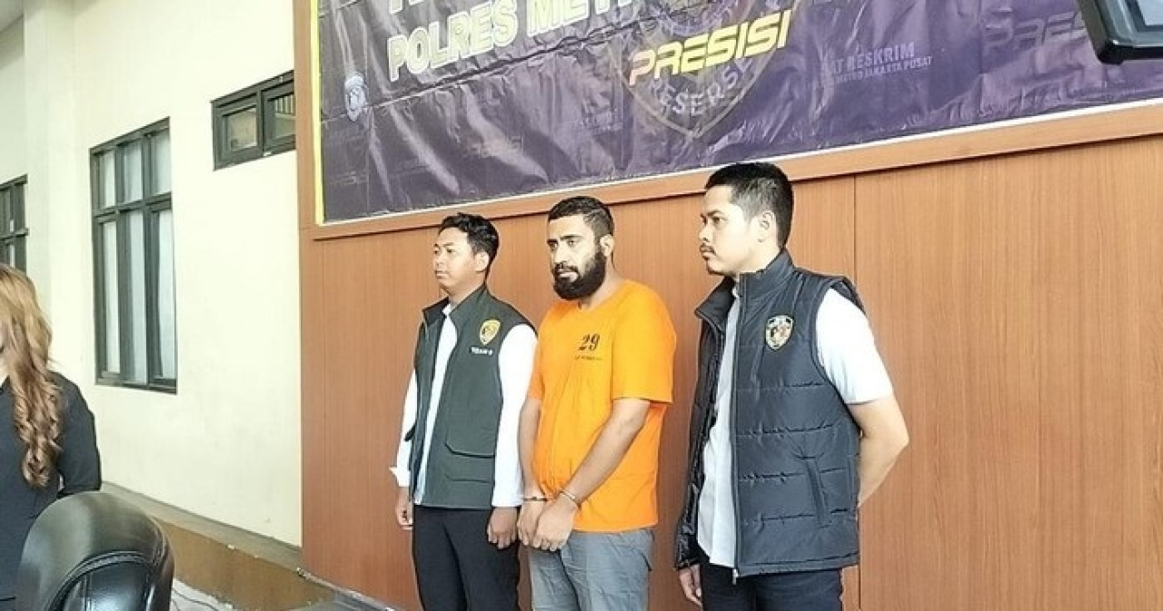 Wajah pengacara bernama Samir, saat ditahan di Mapolres Metro Jakarta Pusat, Senin (28/4/2025).