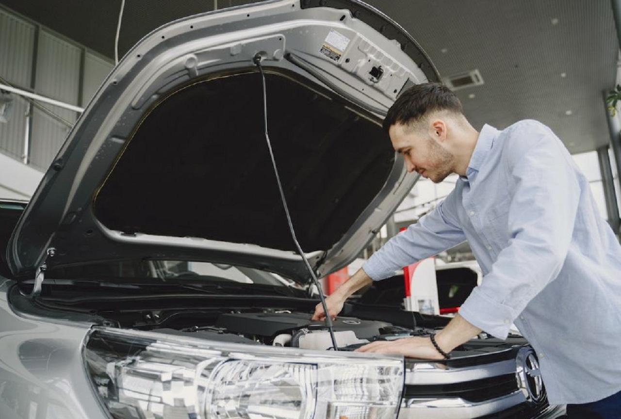 Ilustrasi. Kegiatan memanaskan mobil dalam kondisi diam. SP/ JKT