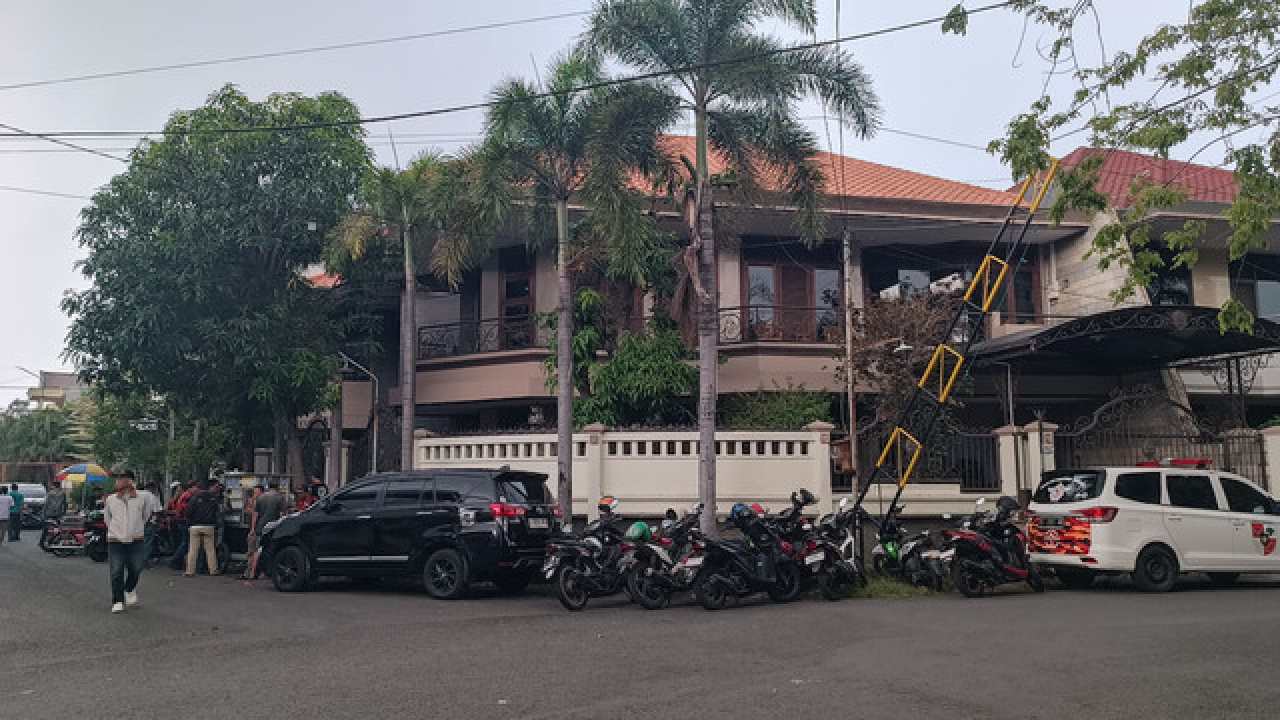 Rumah La Nyalla Mattaliti di daerah Wisma Permai Barat, yang digeledah KPK. Senin (14/4/2025).