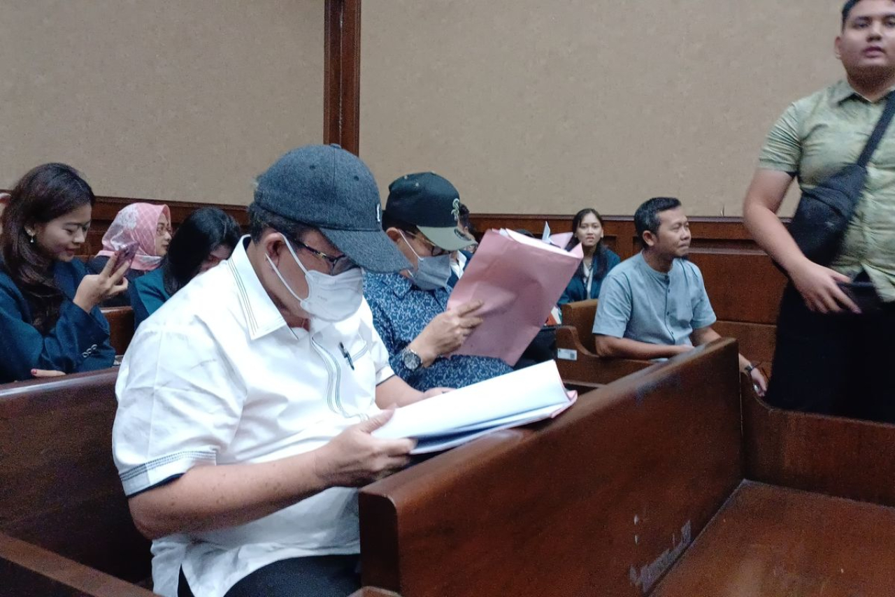 Ekspresi Mangapul dan Erintuah Damanik, sebelum menjalani sidang lanjutan atas kasus suap vonis bebas Ronald Tannur.