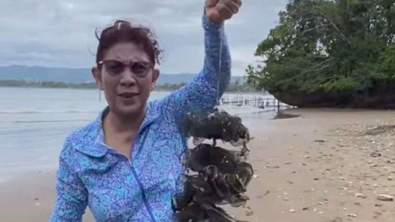 Susi Pudjiastuti saat bersih-bersih sampah di Pantai Pangandaran Pantai Selatan, Jawa Barat, Sabtu.