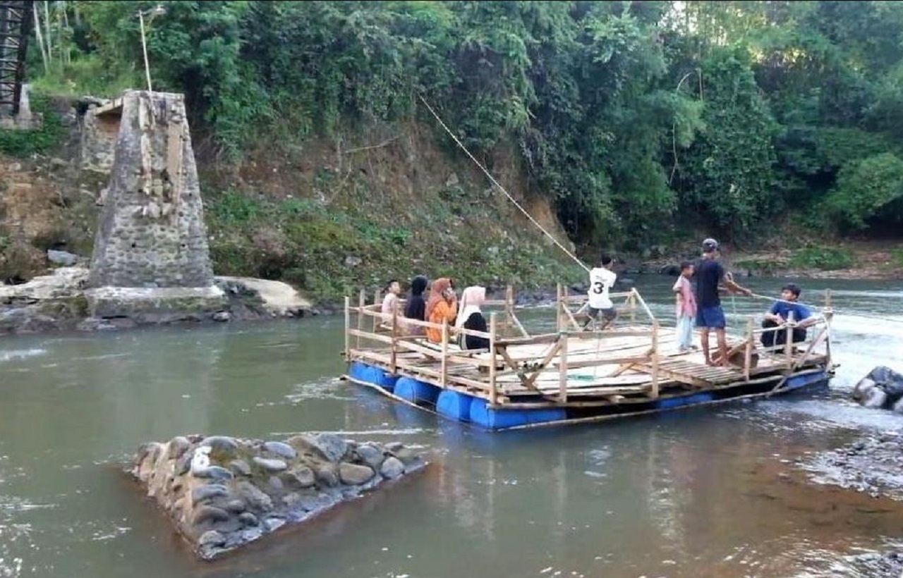 Sejumlah warga di Dusun Lagin, Desa Brabe, Kecamatan Maron dengan Desa Condong, Kecamatan Gading, Kabupaten Probolinggo menggunakan gethek untuk akses penyebrangan. SP/ PRB