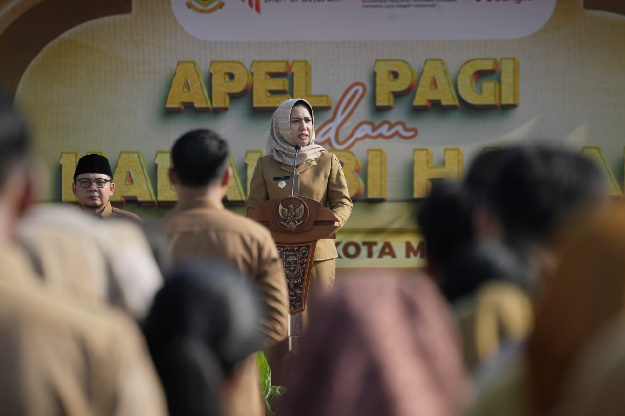 Wali kota Mojokerto Ning Ita saat memimpin apel hari pertama pasca cuti lebaran.