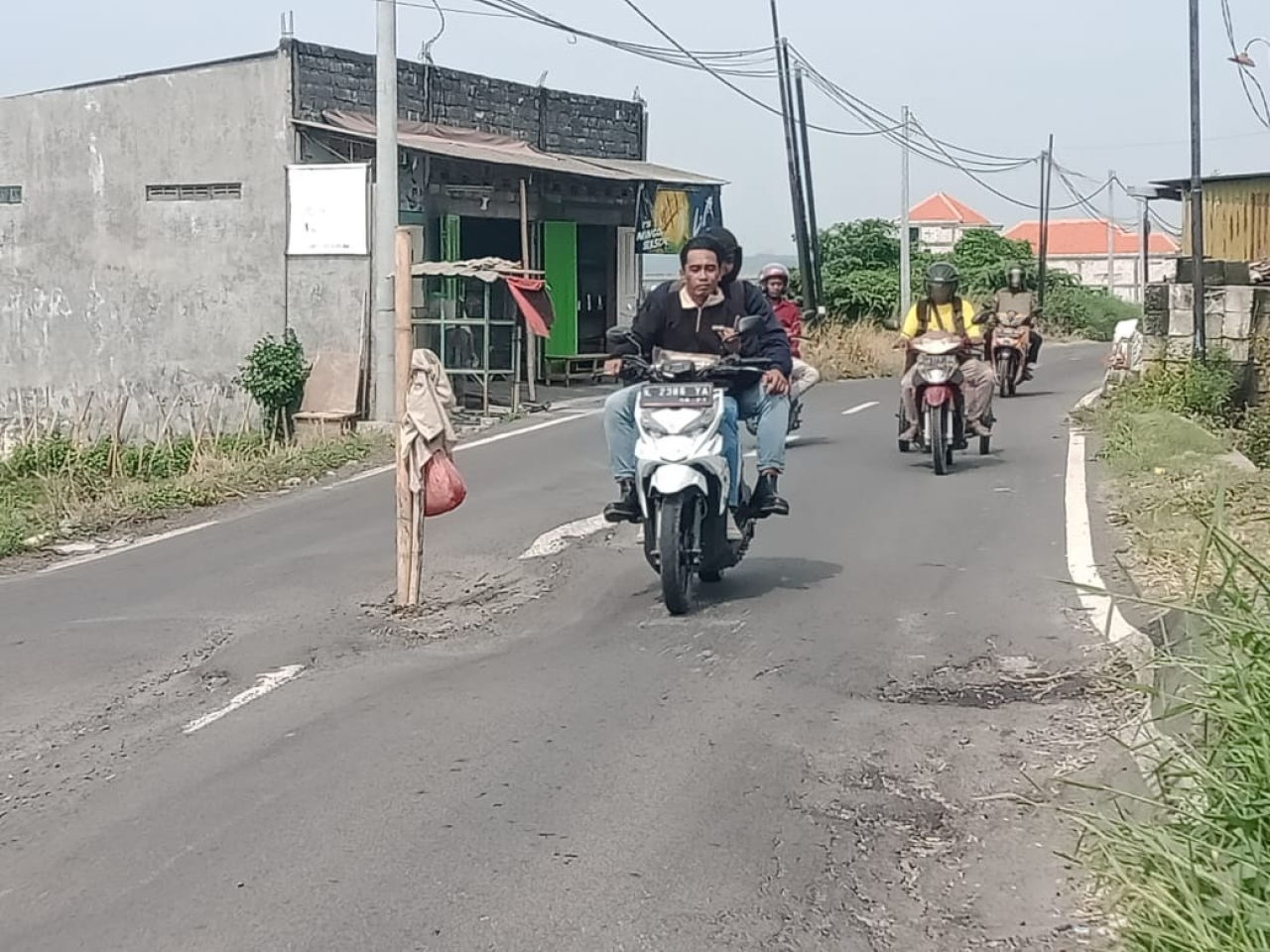 Kondisi jalan tembus Banjarsari -  Kedanyang kini mulai bergelombang dan berlubang lagi. Bila malam hari cukup membahayakan bagi pemotor karena belum diberi penerangan jalan. SP/M Aidid