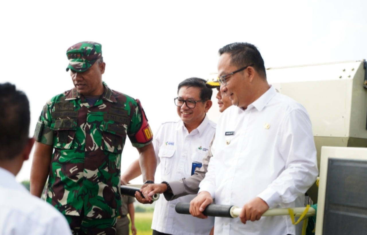 Dirut PG, Dwi Satriyo Annurogo (2 dari kiri) bersama Wakil Bupati (Wabup) Gresik, Asluchul Alif (paling kanan) dan pejabat terkait dalam acara "Panen Raya Padi Serentak di 14 Provinsi" di Gresik. SP/M Aidid 