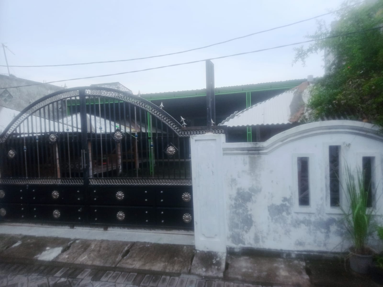 Bangunan bekas gudang yang konon akan "disulap" menjadi bangunan asrama santri yang dibiayai dana hibah Pemprov Jatim. SP/M Aidid