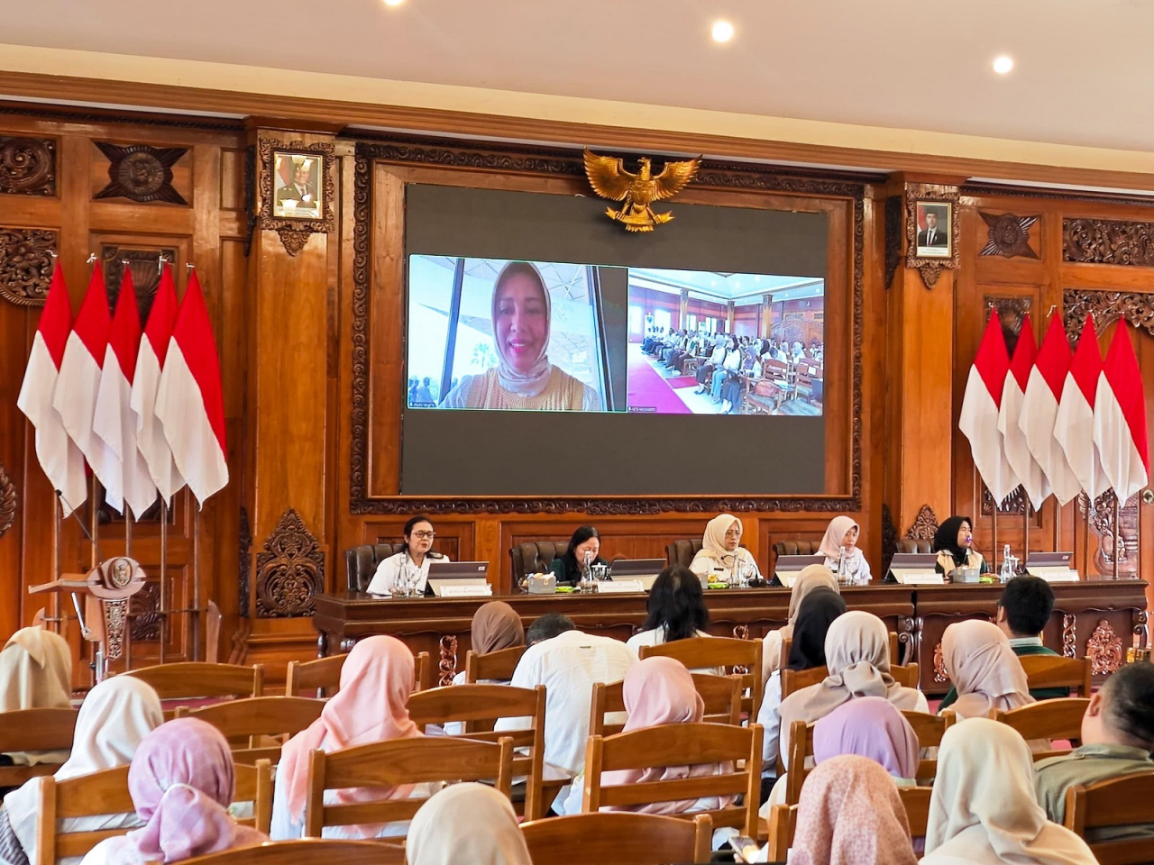 Wali Kota Ning Ita saat memberi pengarahan pembinaan dan pendampingan program Kota Sehat di Ruang Sabha Mandala Madya, Balai Kota Mojokerto, Rabu (16/4). SP/Dwy AS