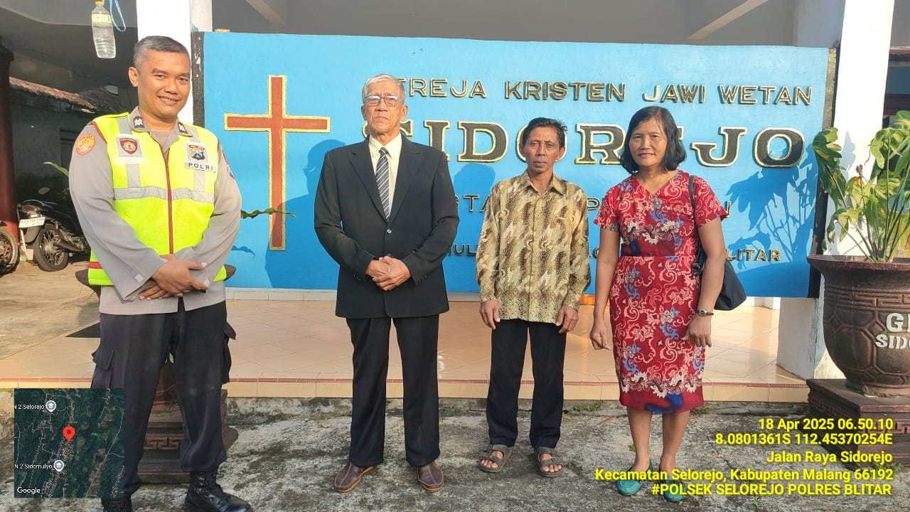 Petugas saat di salah satu gereja dalam rangka pengamanan Jumat Agung. SP/Lestariono