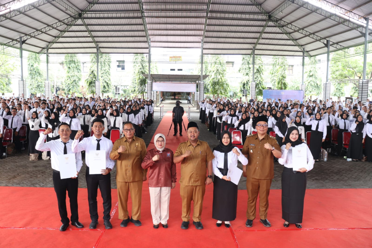 Bupati Gresik Fandi Akhmad Yani dan Wabup Asluchul Alif usai menyerahkan SK CPNS kepada 474 ASN dari formasi 2024. SP/M Aidid