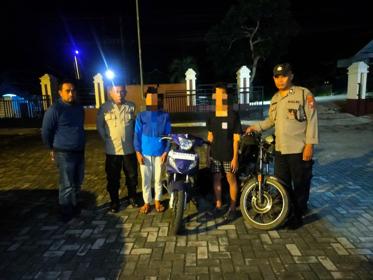 Kedua pelaku pencurian yang masih berusia di bawah umur diamankan polisi berikut barang bukti. SP/Lestariono