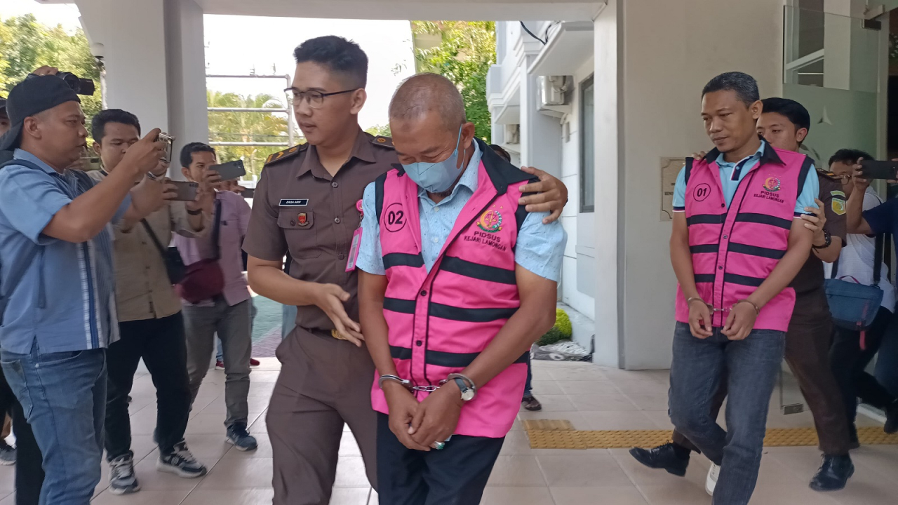 Moch Wahyudi Mantan Kadis Peternakan dan Kesehatan Hewan Lamongan, dan dua rekanan diborgol dan digiring untuk dimasukan ke Mobil Tahan Tipikor Kejari Lamongan. SP/MUHAJIRIN 