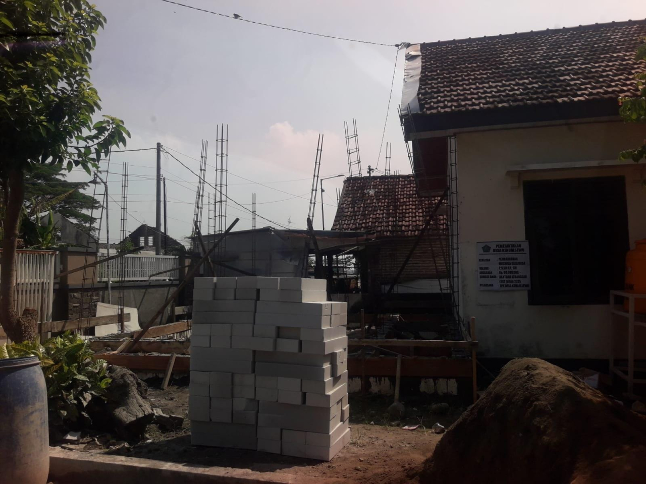 Pelaksanaan pembangunan musala balai desa Kendalsewu. SP/JUM