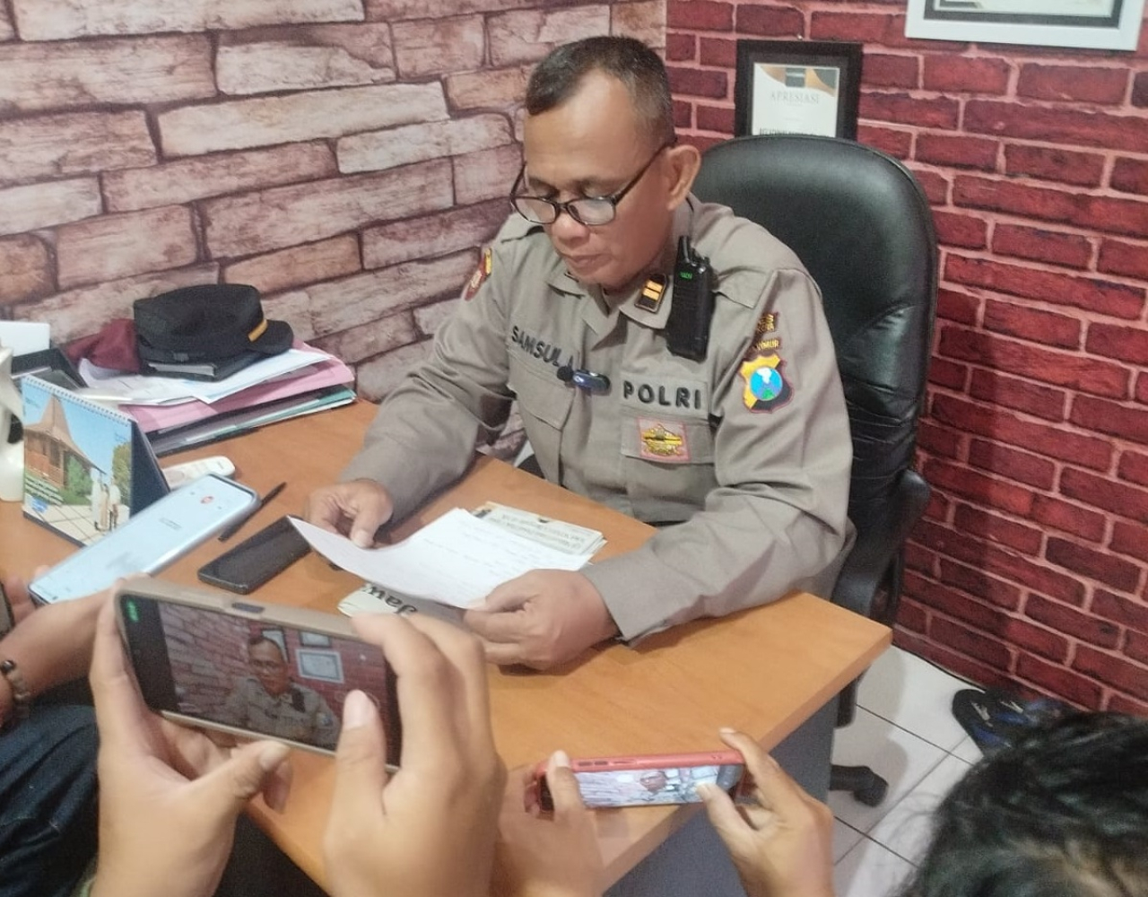 Kasi Humas Polres Blitar Kota Iptu Samsul Anwar saat memberikan keterangan kepada awak media. SP/Lestariono