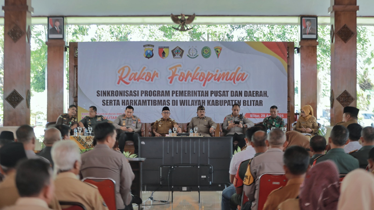 Bupati Blitar Riyanto ketika memberi arahan langsung kepada seluruh Bhabinkamtibmas yang bertugas di wilayah kabupaten Blitar. SP/Lestariono