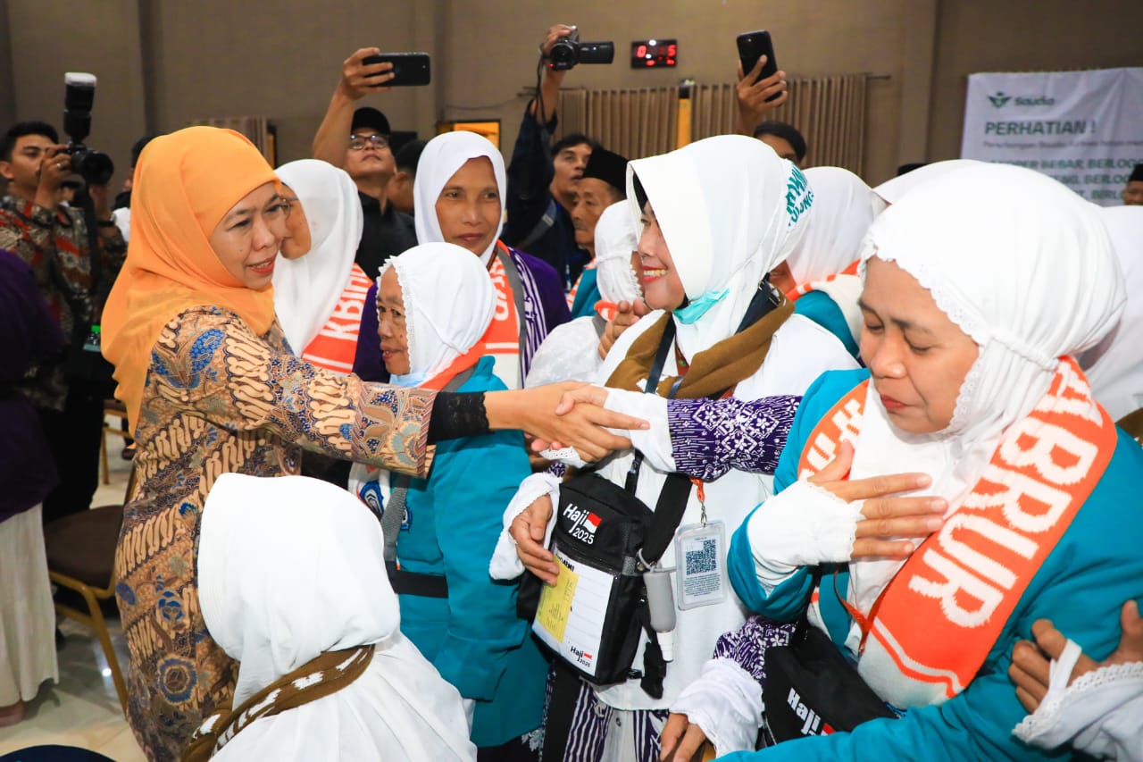 Gubernur jatim lepas kloter pertama jamaah haji Embarkasi Surabaya, Khofifah titip doa untuk Indonesia dan jatim. SP/ Achmad Adi 