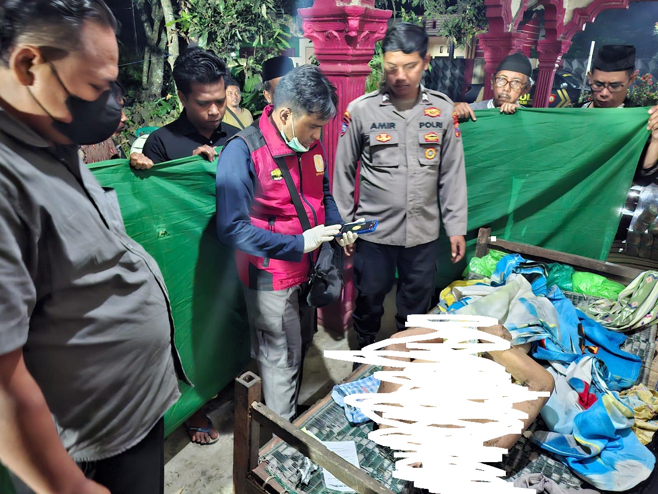 Kakek Saparodin (61) ditemukan tewas di aliran Parit di seberang rumahnya. SP/ Lestariono