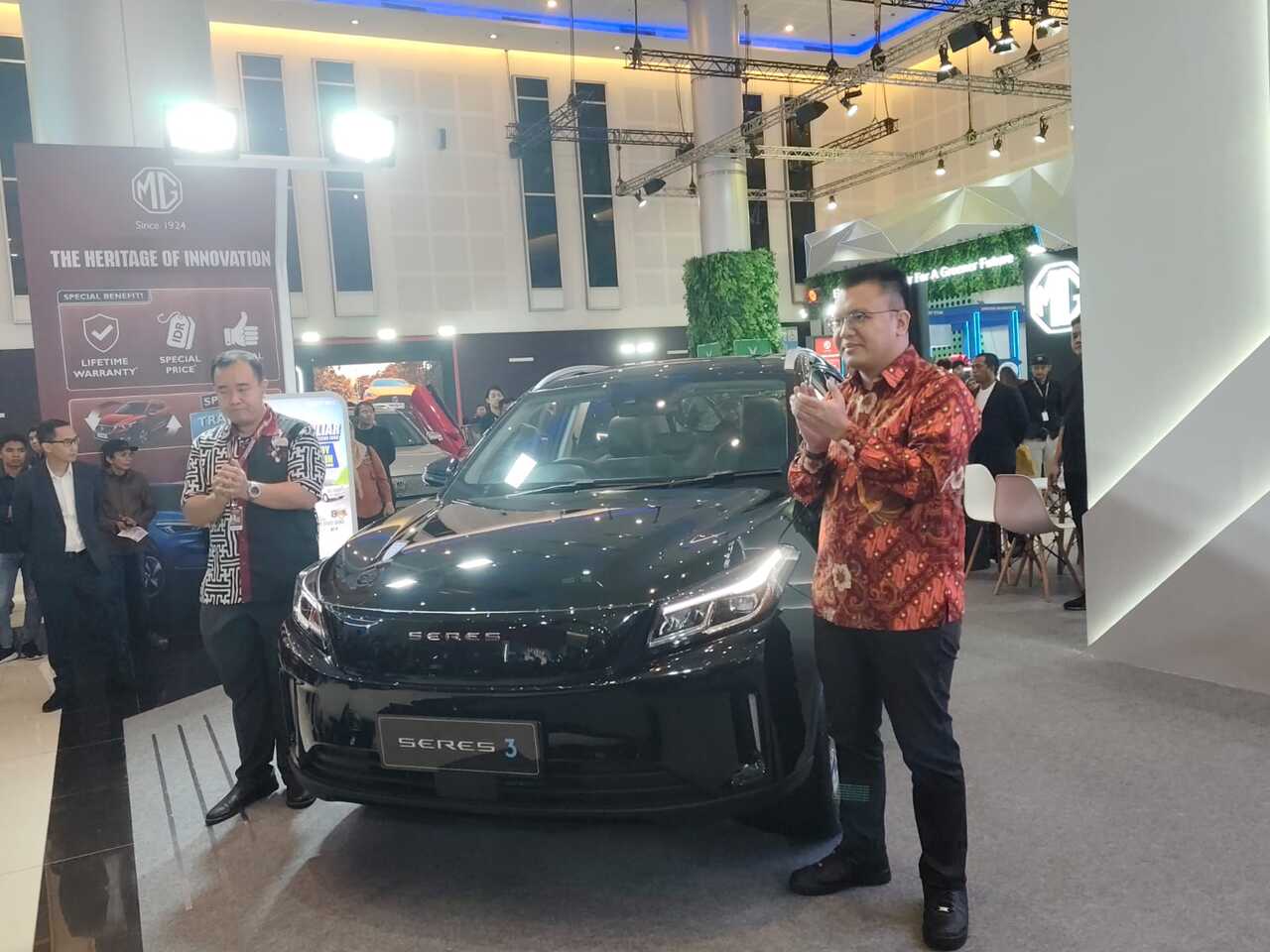 PT Sokonindo Automobile resmi meluncurkan SUV listrik terbarunya, SERES 3, di ajang Indonesia International Motor Show (IIMS) Surabaya 2025. SP/ NI