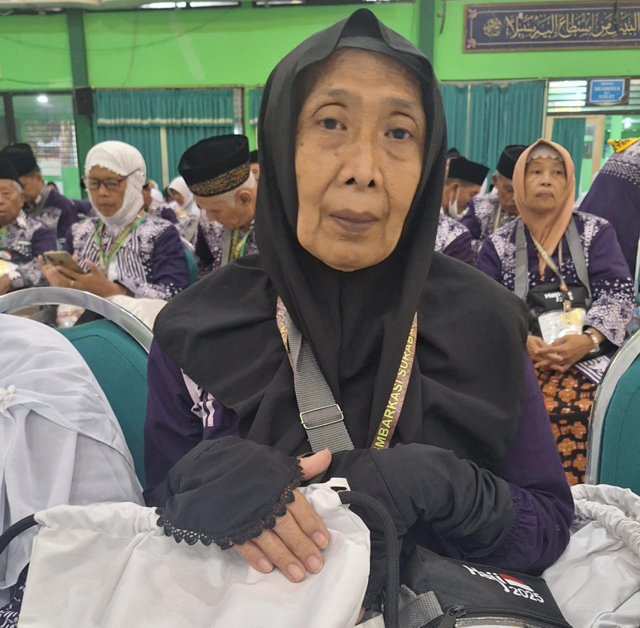 Sri Dewi Sudarwati nenek asal Kediri yang rajin menabung 20 ribu perhari untuk bisa menjalankan rukun iman ke 5. SP/Achmad Adi