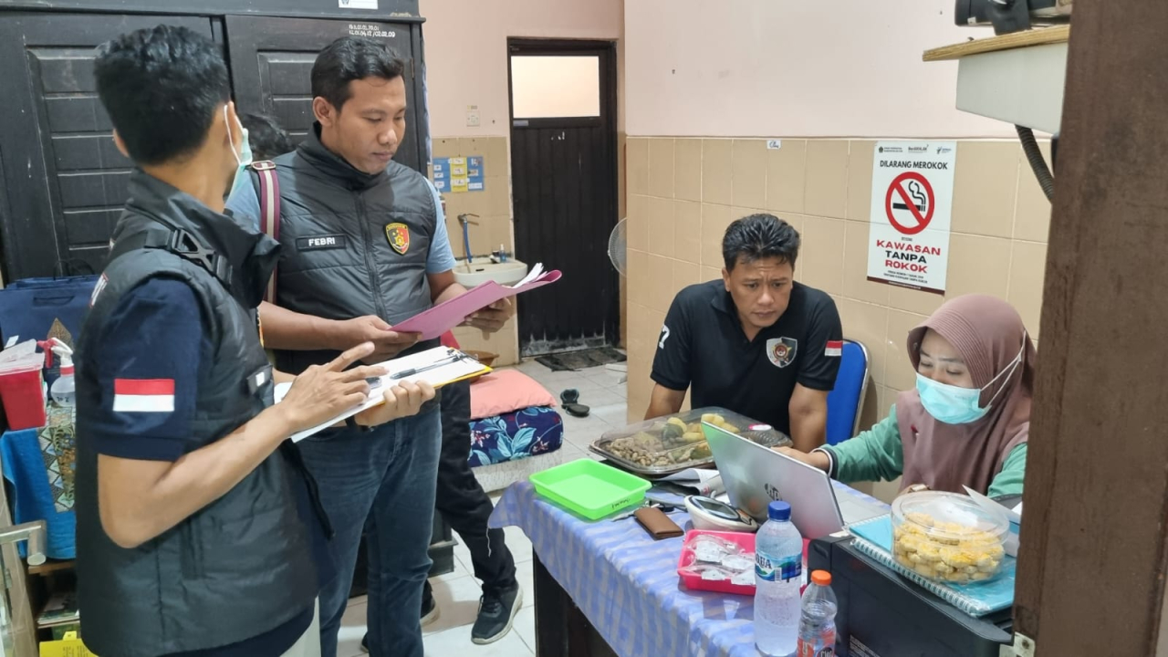 Petugas mengamankan sampel makanan diduga penyebab keracunan puluhan Lansia di Blitar. SP/Lestariono