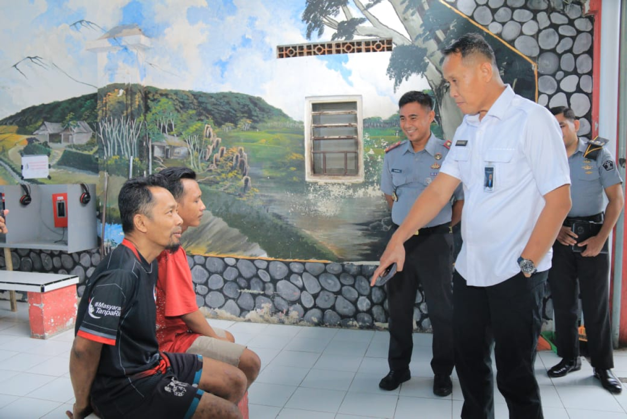 Kadiyono kepala kantor wilayah Direktorat Jendral Pemasyarakatan Jatim berbincang dengan narapidana. SP/Achmad Adi
