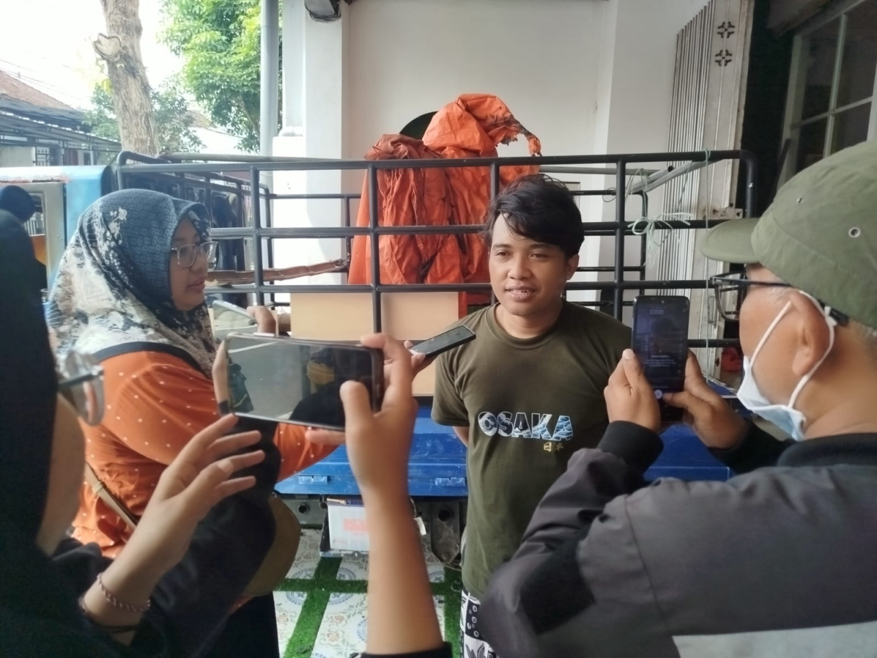 Andi, pemilik mobil pikap saat memberikan keterangan kepada awak media. SP/Lestariono
