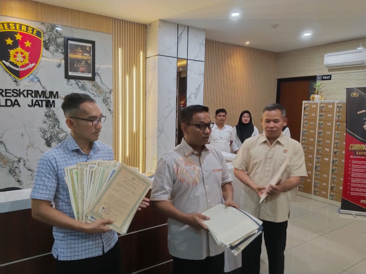 Kasus penggelapan ijazah terkuak, 108 ijazah berhasil di amankan oleh Polda Jatim. SP/Ahmad Adi