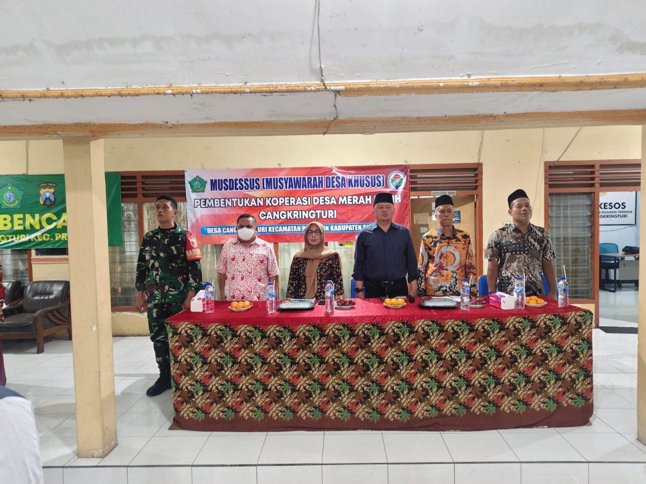 Kades Cangkringturi, Muhamad Mahmud, saat foto bersama Forkopimka Kecamatan Prambon pada Musdessus koperasi merah putih. 